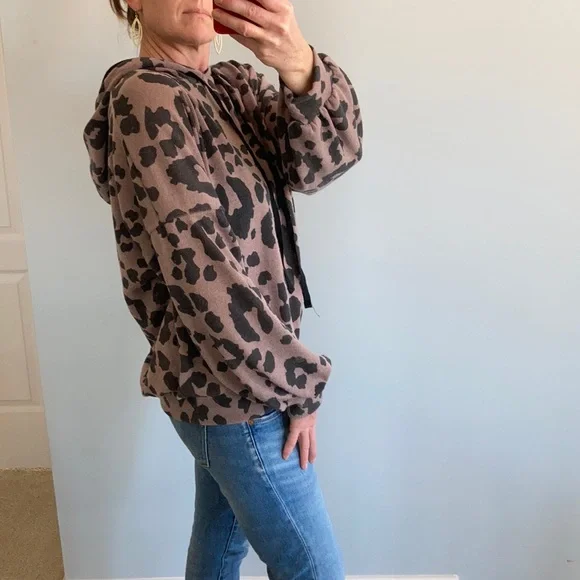 Hooded, Animal Print Pullover Style Top - Picture 5 of 9